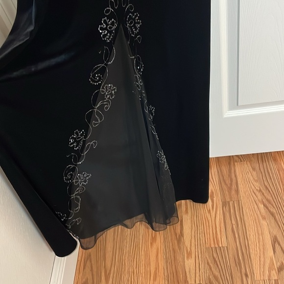 Vintage Black Evening Gown, silver designs, maxi dress, Dave & Johnny, 11/12 - Picture 6 of 11
